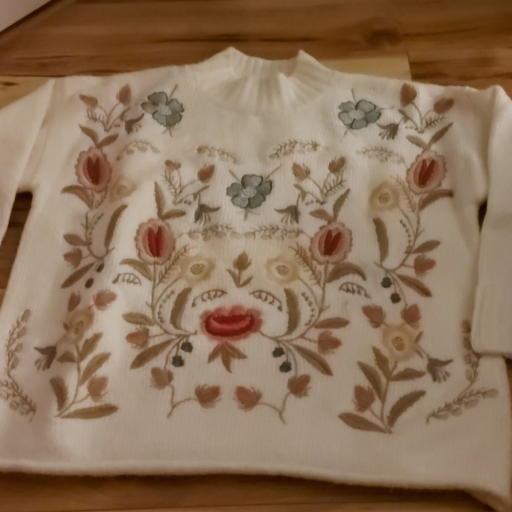 Turtle neck flower sweater